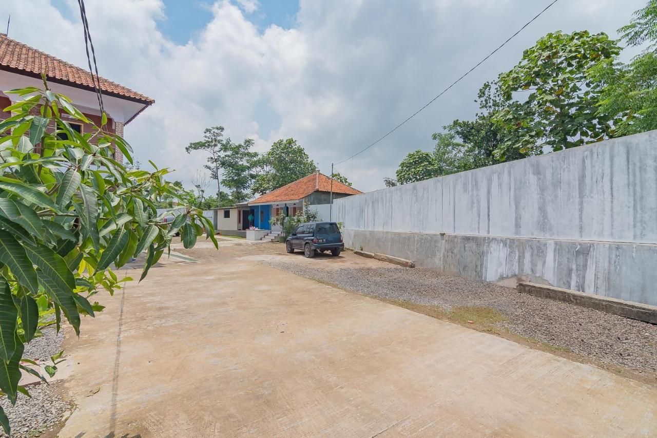 ホテル Reddoorz Syariah @ Tambak Mekar Street Subang Djalantjagak エクステリア 写真
