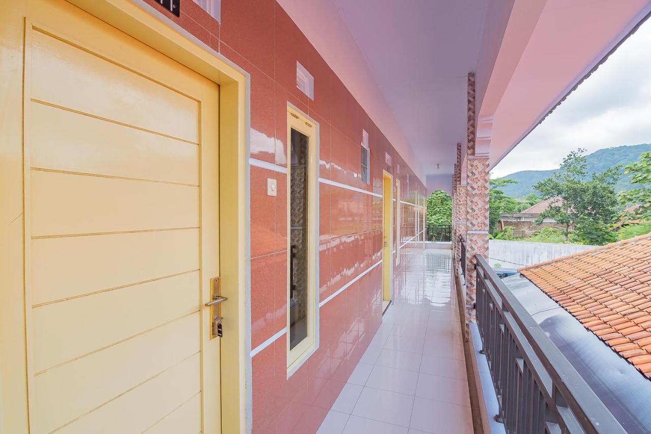 ホテル Reddoorz Syariah @ Tambak Mekar Street Subang Djalantjagak エクステリア 写真